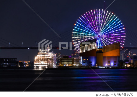 クルーズ船と観覧車の夜景の写真素材