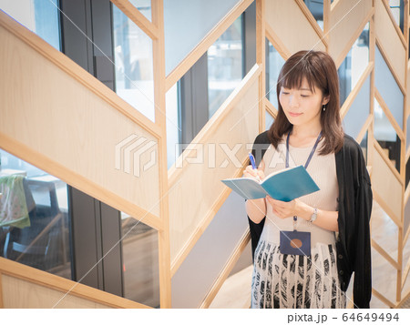 ノートに書き込む女性 ノートに書き込む女性 64649494