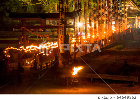 炎の祭典のタイマツ行列です。大勢がたいまつをかざして神殿に向かいます。広島県 64649562