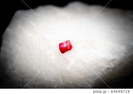 スピネルの結晶 64649719