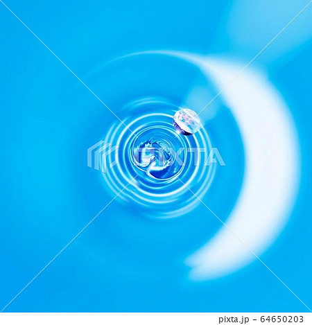 水溜まりに水滴が落ちる 64650203