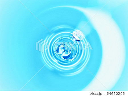 水溜まりに水滴が落ちる 64650206