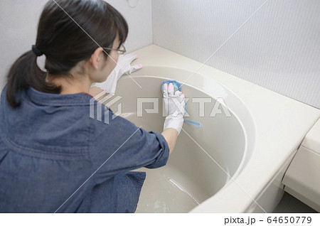 お風呂掃除 64650779