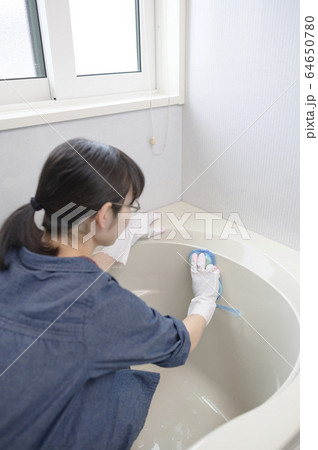 お風呂掃除 64650780