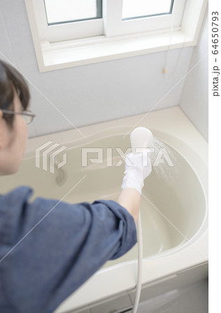 お風呂掃除 64650793