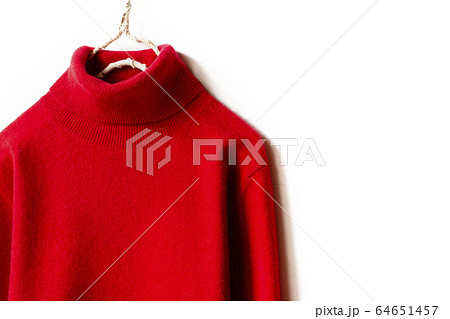 白バックとハンガーにかけた赤いタートルセーターの肩や襟のクローズアップ 64651457