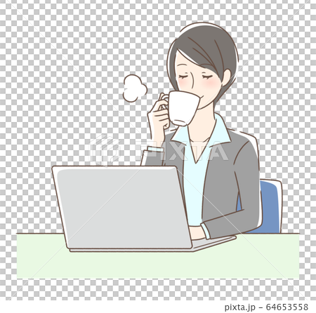 パソコンの前でコーヒーを飲む女性 64653558