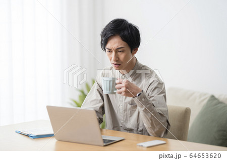 男性テレワークイメージ 男性テレワークイメージ 64653620