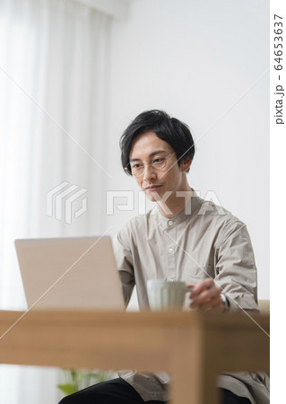 男性テレワークイメージ 64653637