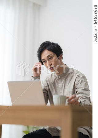 男性テレワークイメージ 64653638
