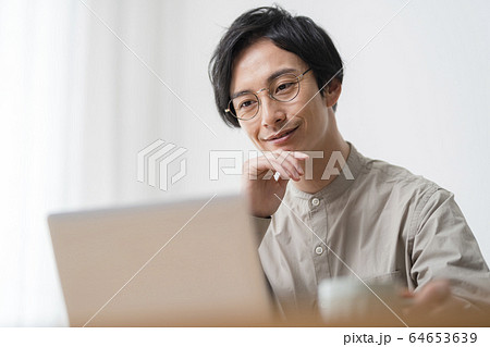 男性テレワークイメージ 男性テレワークイメージ 64653639