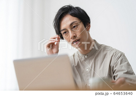 男性テレワークイメージ 64653640