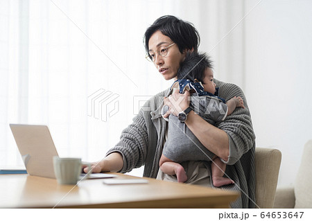 イクメンテレワークイメージ生後三ヶ月 64653647