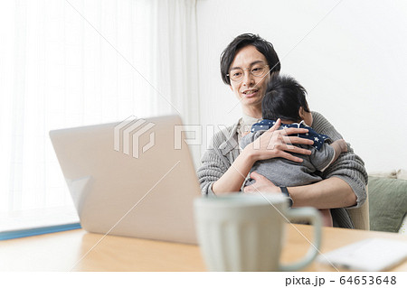 イクメンテレワークイメージ生後三ヶ月 64653648