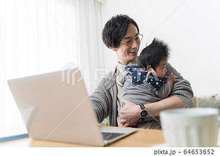 イクメンテレワークイメージ生後三ヶ月 64653652