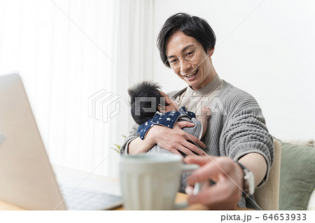 イクメンテレワークイメージ生後三ヶ月 イクメンテレワークイメージ生後三ヶ月 64653933