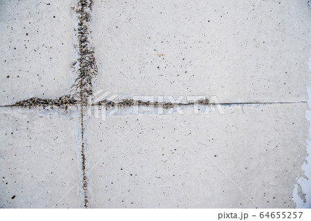 テクスチャー ひび割れ　コンクリート　壁　穴　ホール　まだら　模様　白　灰色　シミ　ヒビ　クラック 64655257