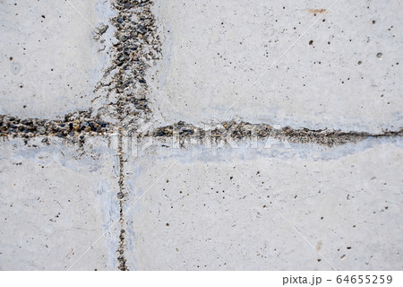 テクスチャー ひび割れ　コンクリート　壁　穴　ホール　まだら　模様　白　灰色　シミ　ヒビ　クラック 64655259