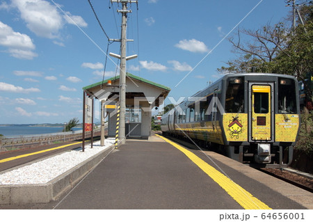 海に近い駅 田儀駅を通過するキハ187系気動車_2018/9/3撮影 64656001