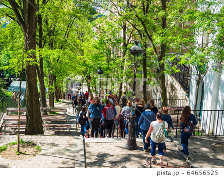 パリ　モンマルトル　フォワイヤティエ通り 64656525