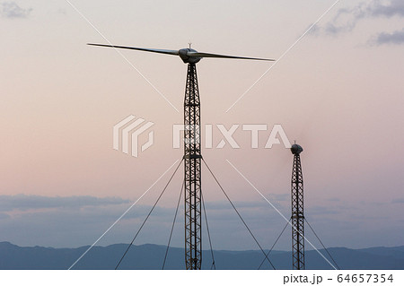 日本最南端、沖縄波照間島の可倒式風力発電 64657354