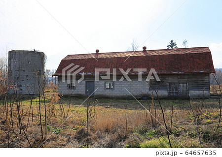 北海道　十勝地方　牧場のある風景 64657635
