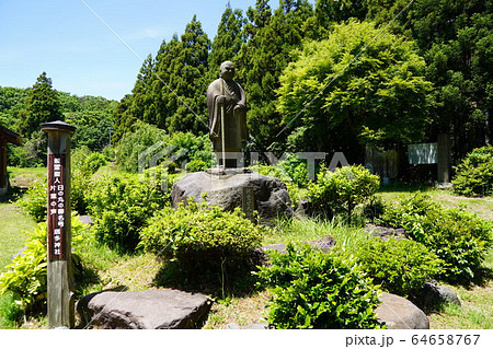 居多神社(こたじんじゃ)親鸞聖人像 新潟県上越市五智にある神社 居多神社(こたじんじゃ)親鸞聖人像 新潟県上越市五智にある神社 64658767