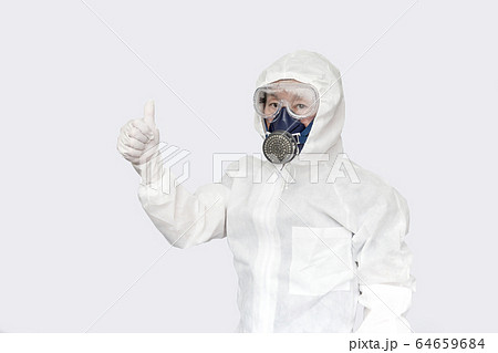 防護服を着てGoodサインをするの男性。 64659684