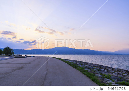 滋賀県・大津市・琵琶湖の夕景・比叡山 64661798