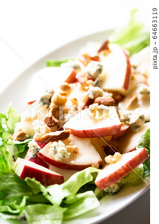 りんごナッツブルーチーズのサラダ 64663119