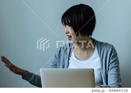 在宅ワーク 女性 育児 怒る 在宅ワーク 女性 育児 怒る 64664319
