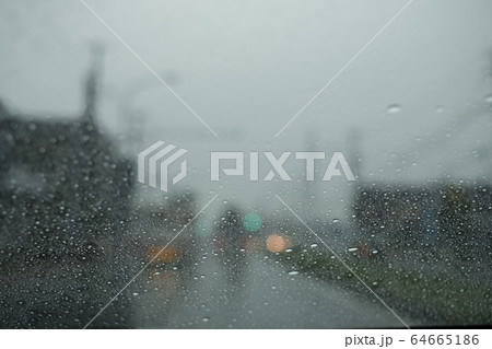 雨降り 64665186