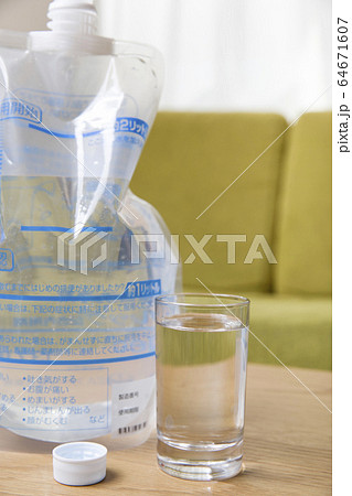 大腸検査用の下剤を準備 64671607