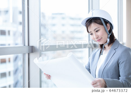 ビジネス　女性　建築 64673372