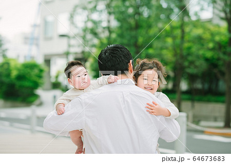 パパと子どもたち 64673683