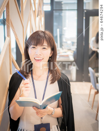 ノートとペンをもった女性 ノートとペンをもった女性 64674294