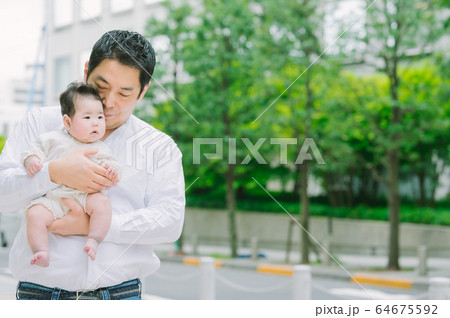 パパと赤ちゃん 64675592