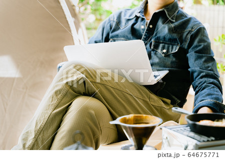 男性　庭キャン　パソコン 64675771