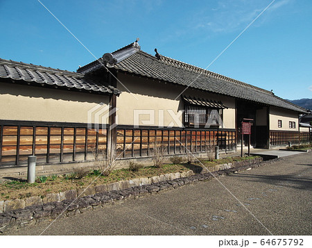 早春の旧白井家表門 64675792