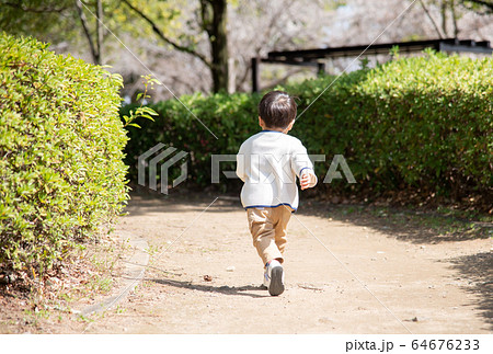 公園で走る2歳の男の子 64676233