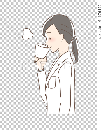 マグカップのコーヒーを飲む女性の横顔 64676592