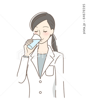 コップの水を飲む女性 64676595