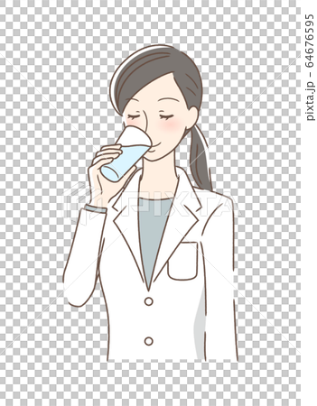 コップの水を飲む女性 64676595