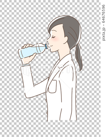 一個女人喝寵物瓶裝水的側面 64676596