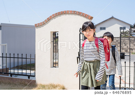 学校から家に帰ってきた姉弟 64676895