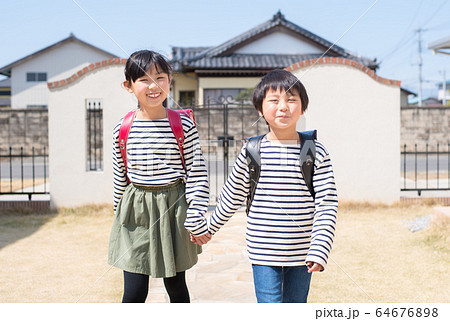 家に帰る笑顔の姉弟 家に帰る笑顔の姉弟 64676898