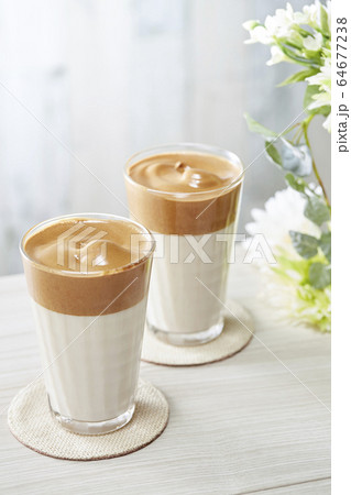 ダルゴナコーヒー/タルゴナコーヒー　Dalgona Coffee 64677238