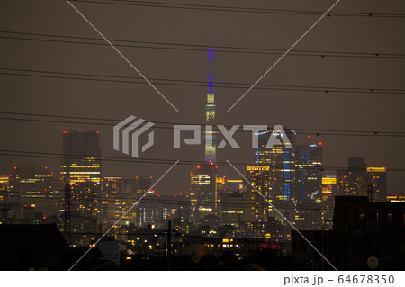 日本の東京都市景観 “都市封鎖”。暗闇に沈む東京都心=16日、緊急事態宣言全国に拡大 日本の東京都市景観 “都市封鎖”。暗闇に沈む東京都心=16日、緊急事態宣言全国に拡大 64678350