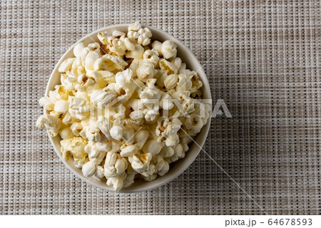 出来立てのポップコーン 出来立てのポップコーン 64678593