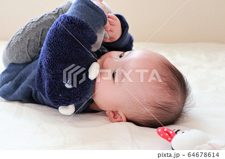 赤ちゃん ひとり遊びの写真素材